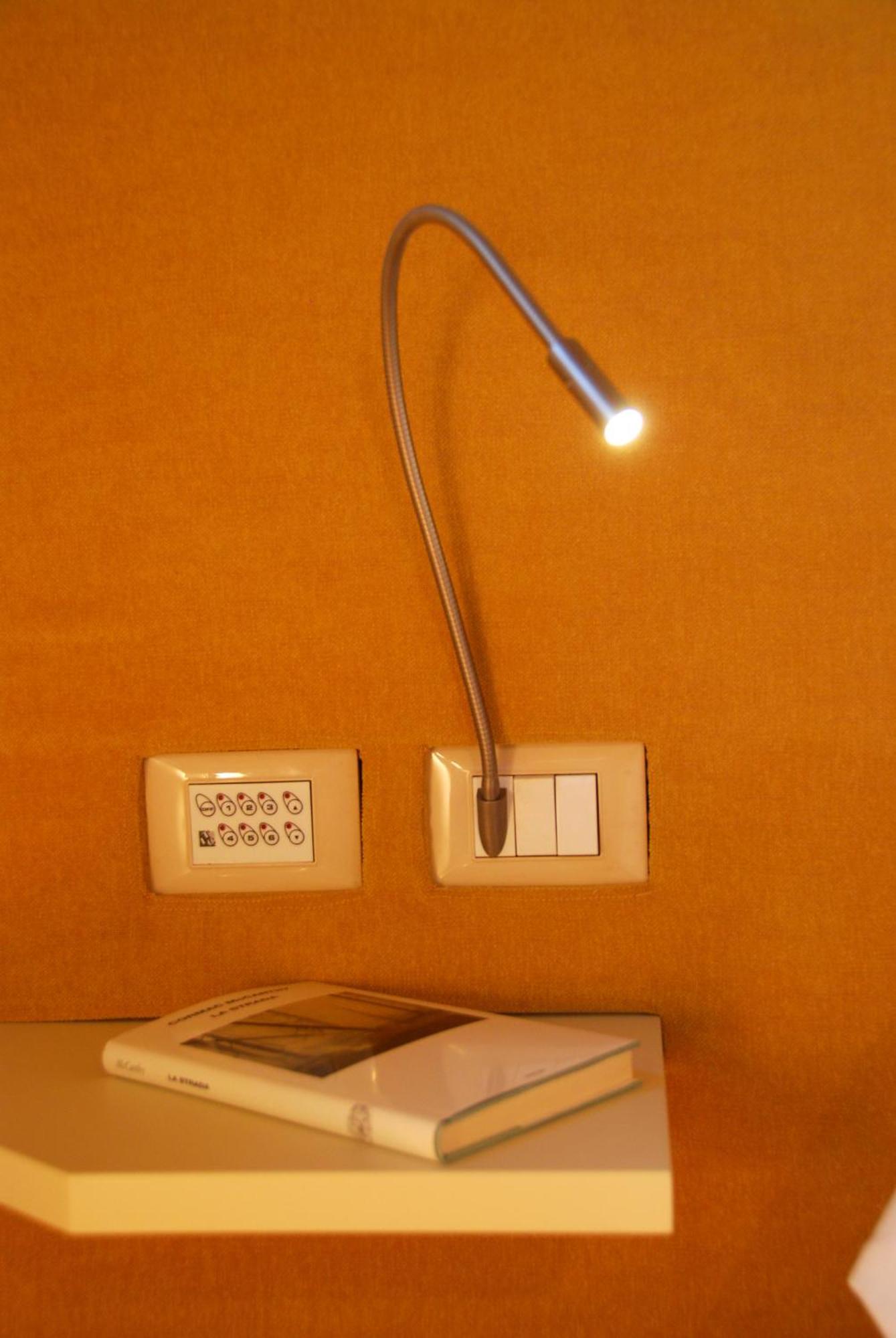 לינה וארוחת בוקר אוריו אל סריו Stile Libero חדר תמונה A wall-mounted light